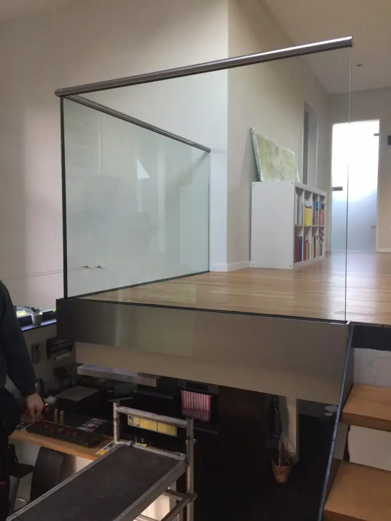 Glasabsperrung an einer Treppe in einem Wohnhaus