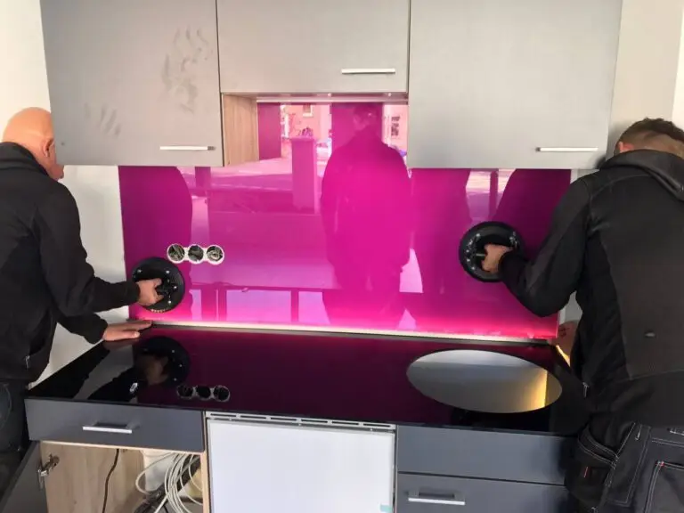 Befestigung von Glas in einer Küche oberhalb von einem Herd als Glasrückwand.