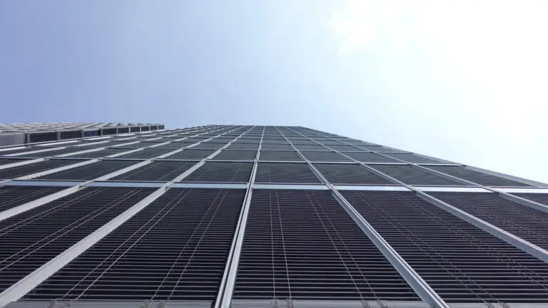 Gebäude im Kölner Rheinauhafen - Fenster aus Glas