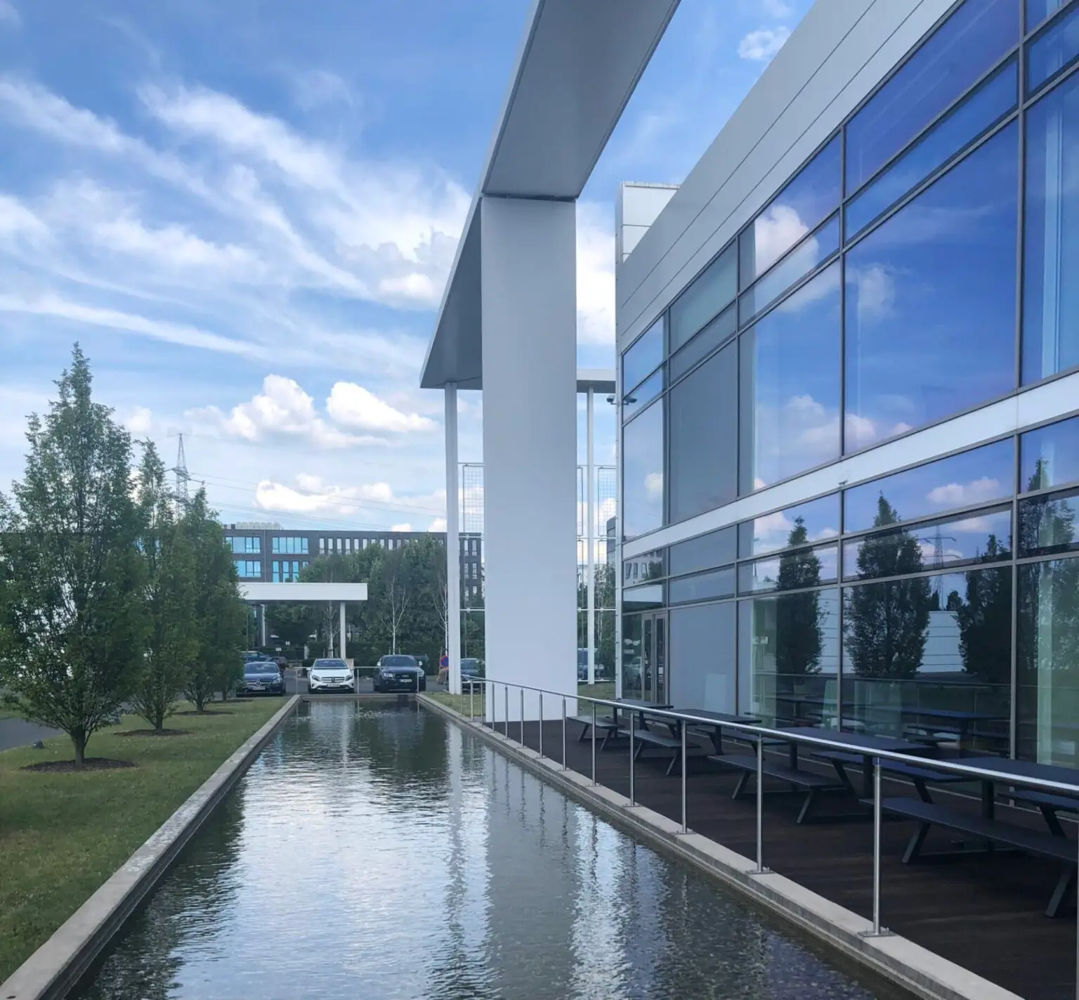 Einbau einer großen Glasfront an einem Gewerbegebäude in Bonn